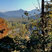 Bad Tölz mit Blick auf die Isar im Herbst