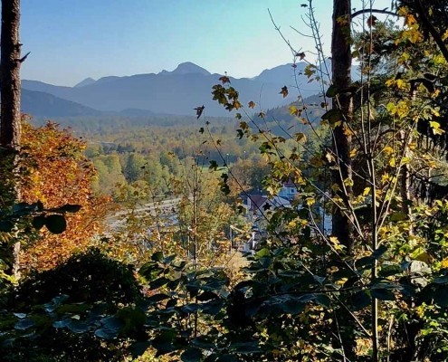 Bad Tölz mit Blick auf die Isar im Herbst